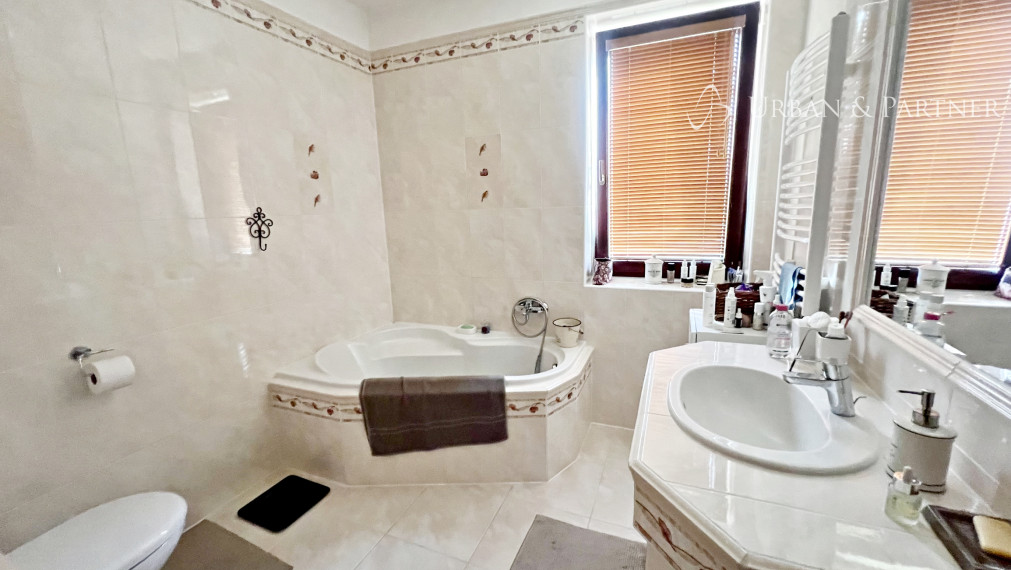 Štýlová rezidencia - 2 domy a trojgaráž len 40km do BA, 2km do DS