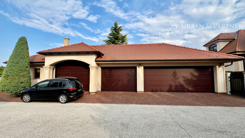 Štýlová rezidencia - 2 domy a trojgaráž len 40km do BA, 2km do DS