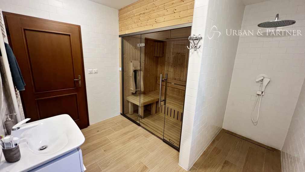 Štýlová rezidencia - 2 domy a trojgaráž len 40km do BA, 2km do DS