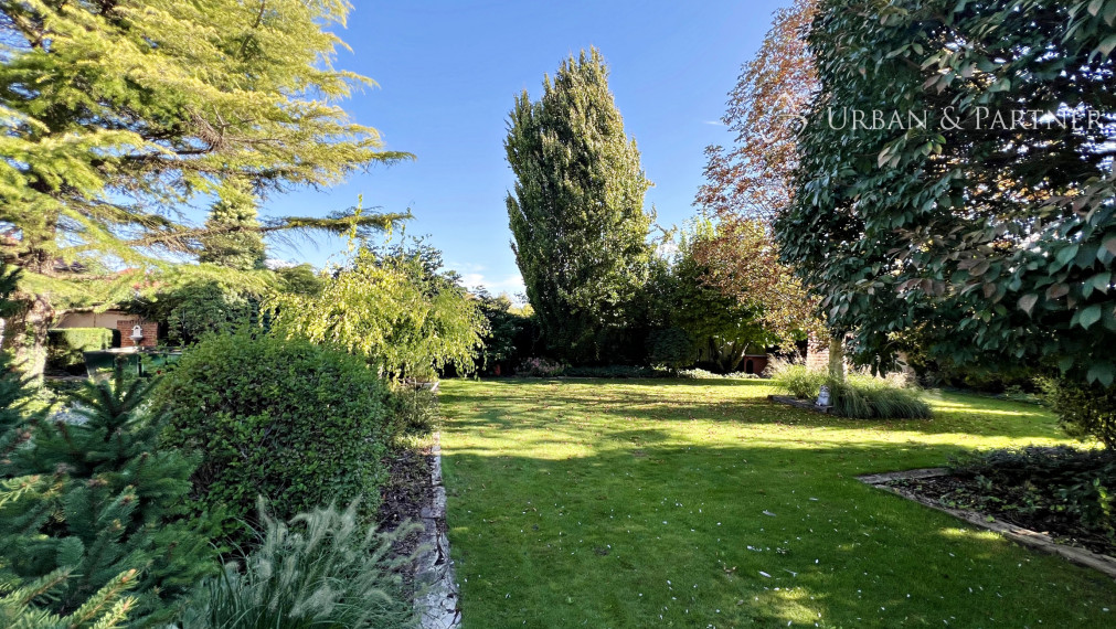 Štýlová rezidencia - 2 domy a trojgaráž len 40km do BA, 2km do DS