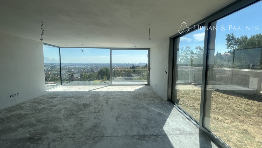 SKOLAUDOVANÝ 5-izbový dom s bazénom a panoramatickým výhľadom