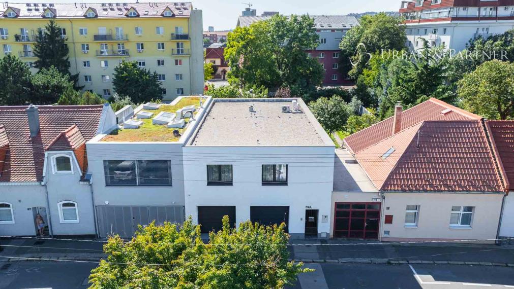 MODERNÝ RODINNÝ DOM NA PREDAJ V Perfektnej lokalite.  – 300 m² úžitkovej plochy, zimná záhrada, pozemok 500 m².