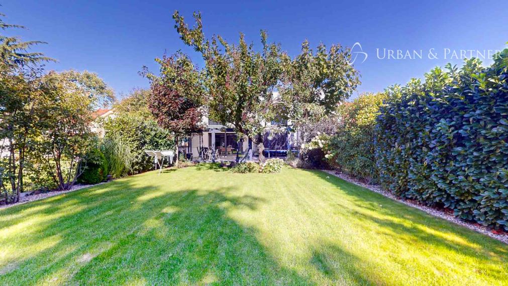 MODERNÝ RODINNÝ DOM NA PREDAJ V Perfektnej lokalite.  – 300 m² úžitkovej plochy, zimná záhrada, pozemok 500 m².