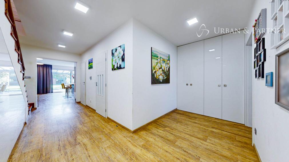 MODERNÝ RODINNÝ DOM NA PREDAJ V Perfektnej lokalite.  – 300 m² úžitkovej plochy, zimná záhrada, pozemok 500 m².