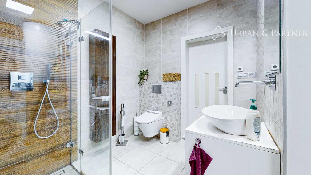 MODERNÝ RODINNÝ DOM NA PREDAJ V Perfektnej lokalite.  – 300 m² úžitkovej plochy, zimná záhrada, pozemok 500 m².