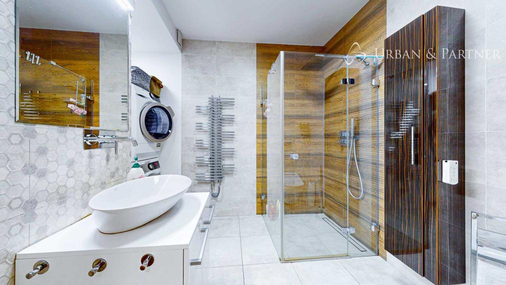 MODERNÝ RODINNÝ DOM NA PREDAJ V Perfektnej lokalite.  – 300 m² úžitkovej plochy, zimná záhrada, pozemok 500 m².