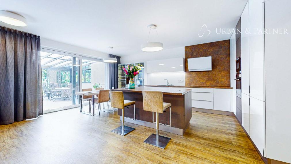 MODERNÝ RODINNÝ DOM NA PREDAJ V Perfektnej lokalite.  – 300 m² úžitkovej plochy, zimná záhrada, pozemok 500 m².
