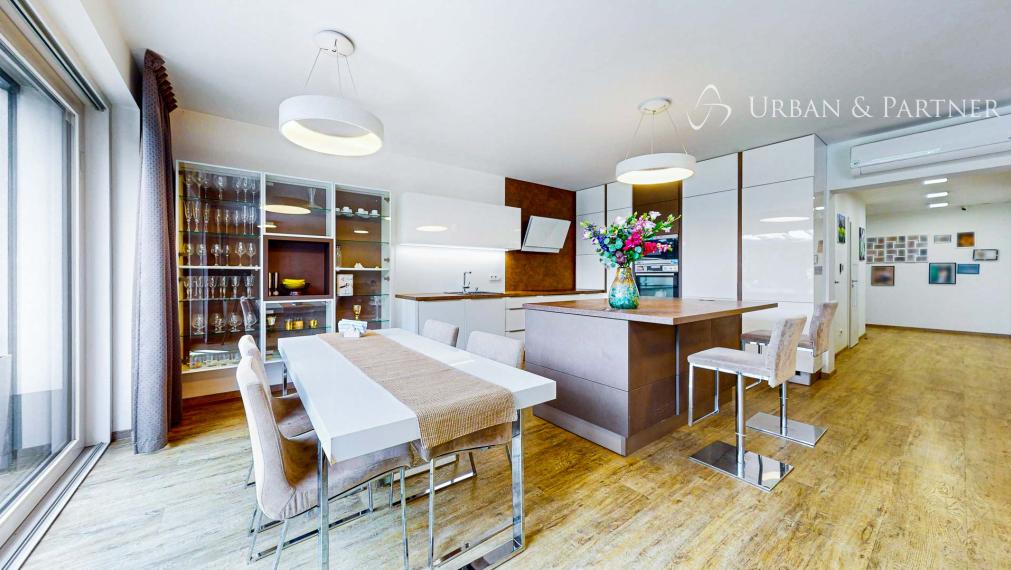 MODERNÝ RODINNÝ DOM NA PREDAJ V Perfektnej lokalite.  – 300 m² úžitkovej plochy, zimná záhrada, pozemok 500 m².