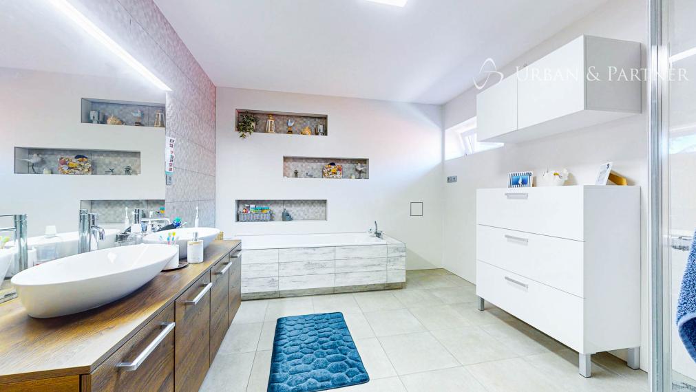 MODERNÝ RODINNÝ DOM NA PREDAJ V Perfektnej lokalite.  – 300 m² úžitkovej plochy, zimná záhrada, pozemok 500 m².