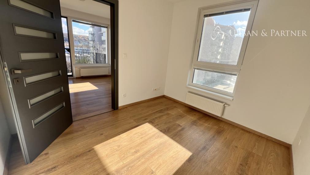 Slnečný 2-izbový byt s balkónom v novostavbe v Dúbravke