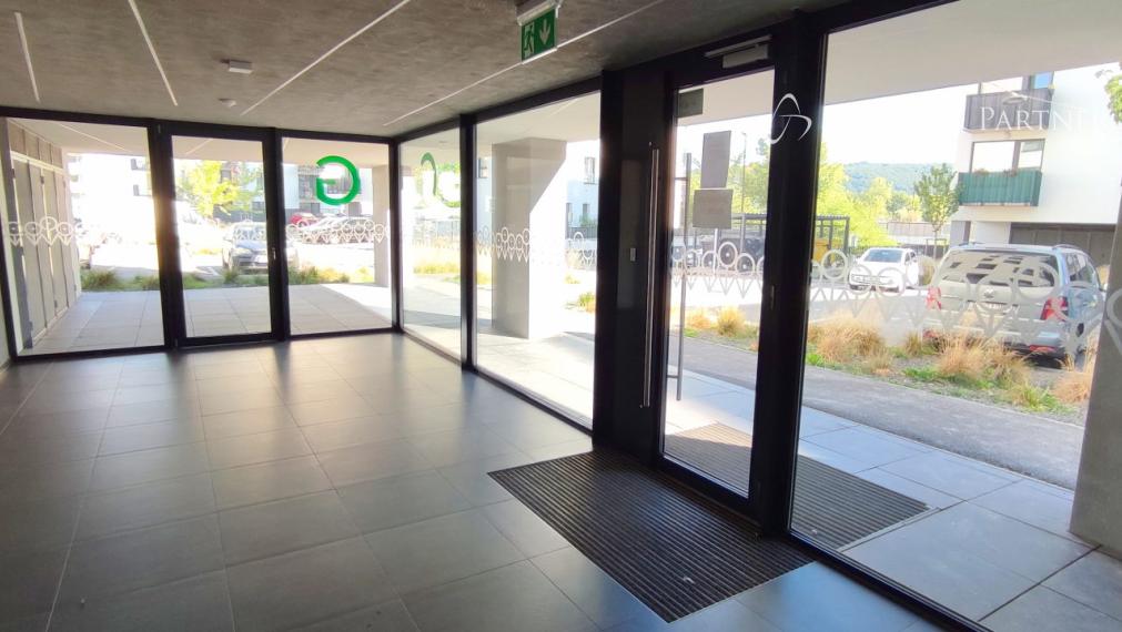 Slnečný 2-izbový byt s balkónom v novostavbe v Dúbravke