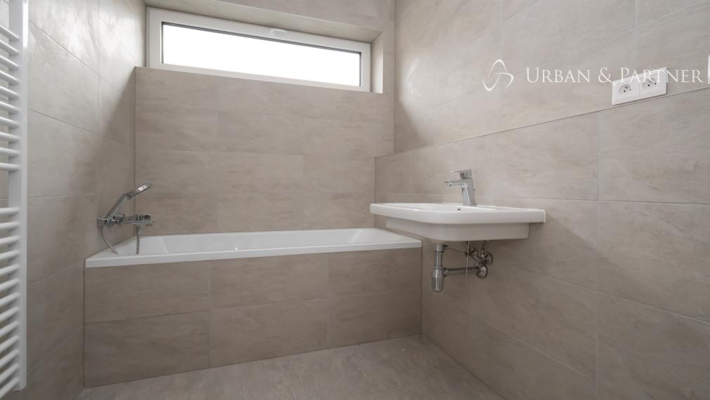 Predaj 3 izbového bytu s predzáhradkou na ulici Staré Grunty v Karlovej vsi