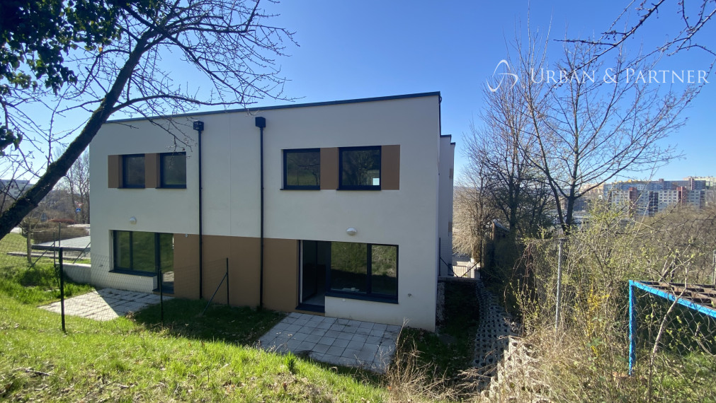 Predaj 3 izbového bytu so záhradkou na ulici Staré Grunty v Karlovej Vsi