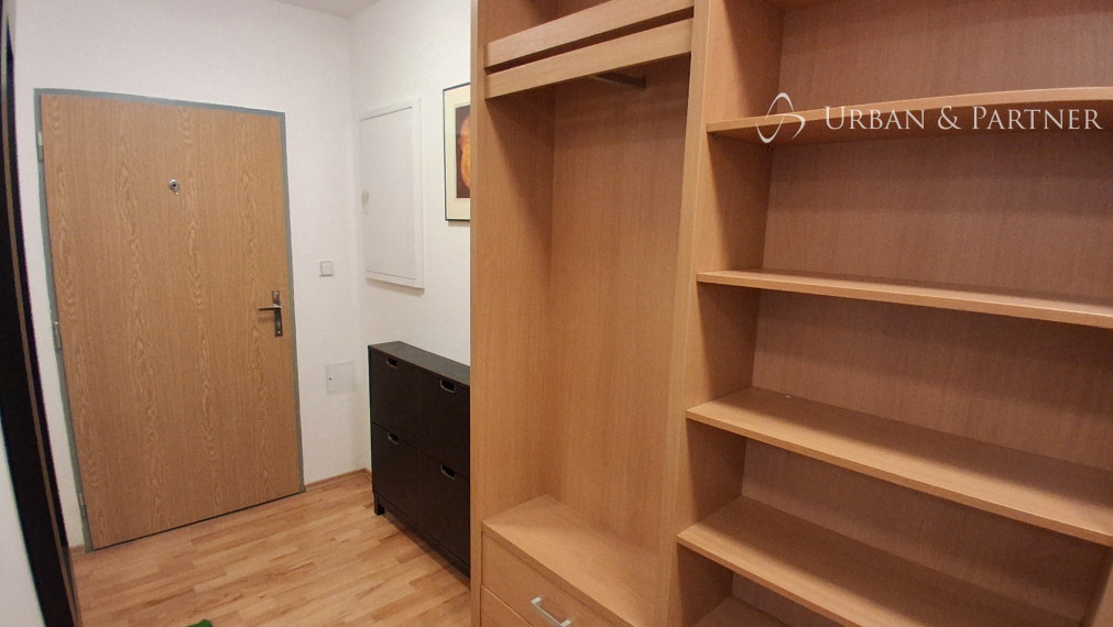 Prenájom veľkého 1 izb. bytu s parkovaním na Dunajskej ul. v Starom meste