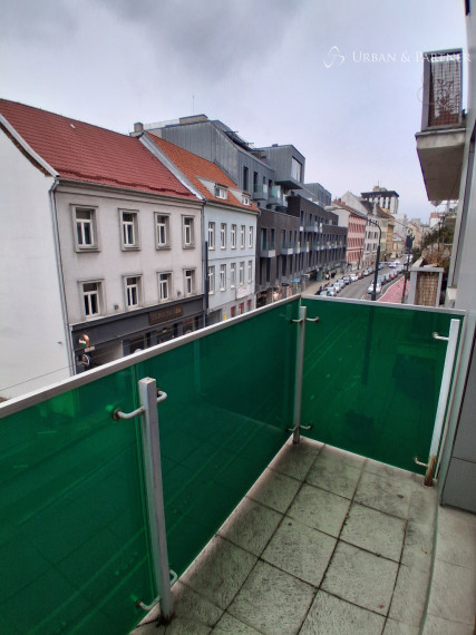 Prenájom veľkého 1 izb. bytu s parkovaním na Dunajskej ul. v Starom meste