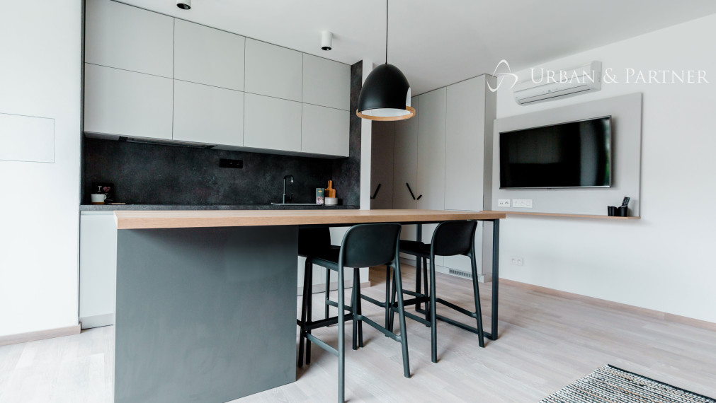 Prenájom nadštandardného 2 izbového bytu v novostavbe s parkovaním na Okánikovej ulici v centre