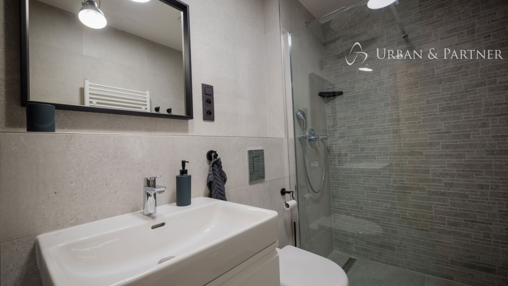 Prenájom nadštandardného 2 izbového bytu v novostavbe s parkovaním na Okánikovej ulici v centre