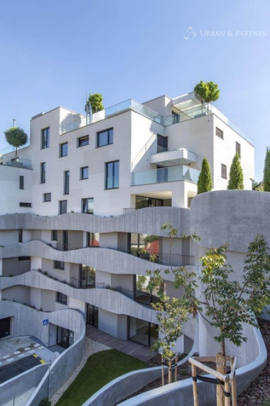 Prenájom nadštandardného 2 izbového bytu v novostavbe s parkovaním na Okánikovej ulici v centre