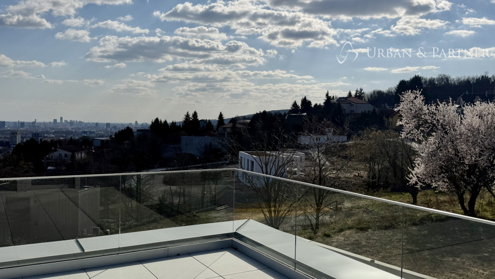 Novostavba  s výnimočným výhľadom a bazénom v Rači