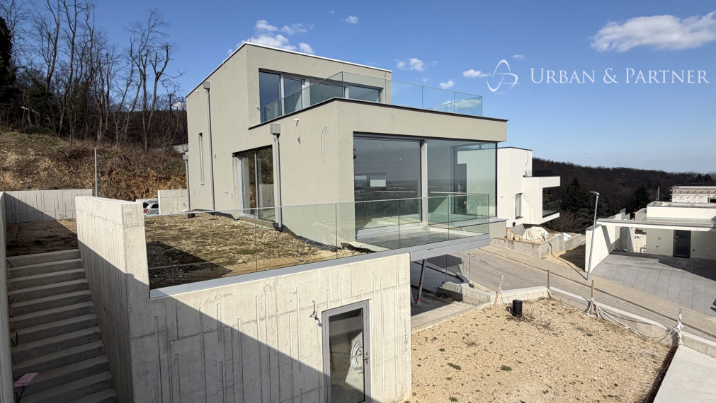 Novostavba  s výnimočným výhľadom a bazénom v Rači