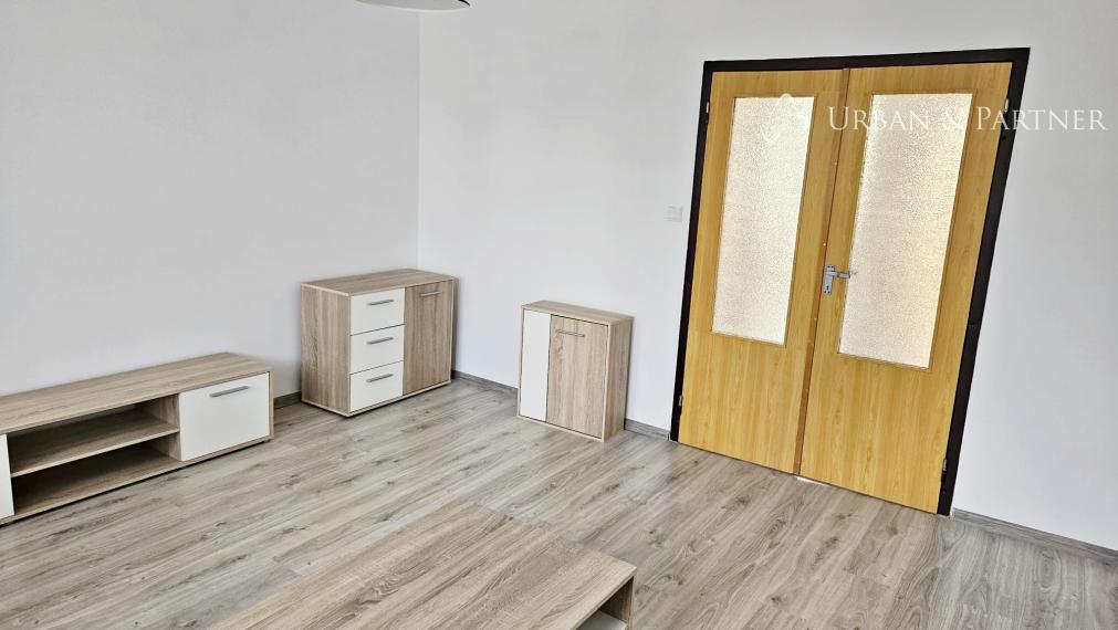 PREDAJ  4-izbový byt  – Gessayova ulici.