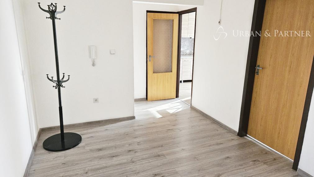 PREDAJ  4-izbový byt  – Gessayova ulici.