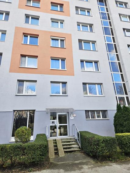 PREDAJ  4-izbový byt  – Gessayova ulici.