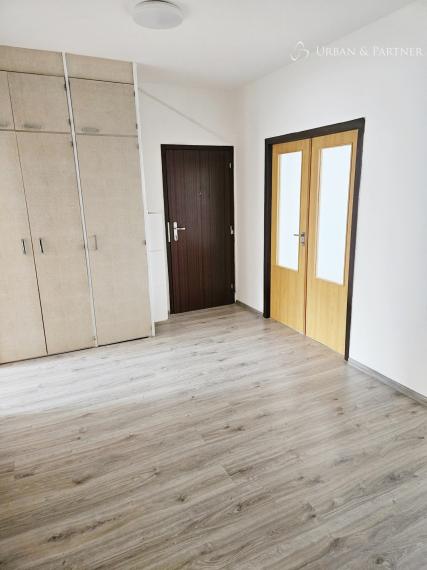 PREDAJ  4-izbový byt  – Gessayova ulici.