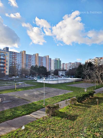 PREDAJ  4-izbový byt  – Gessayova ulici.