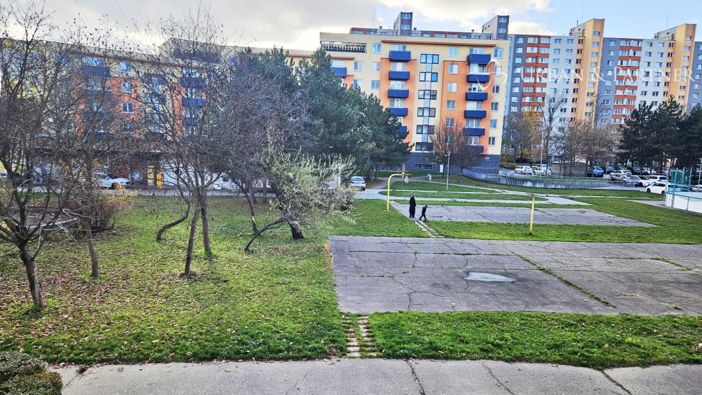 PREDAJ  4-izbový byt  – Gessayova ulici.