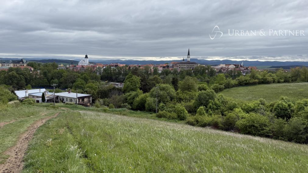 Rodinný dom pod Mariánskou horou – spojenie pokojného bývania, priestoru a hodnotnej lokality