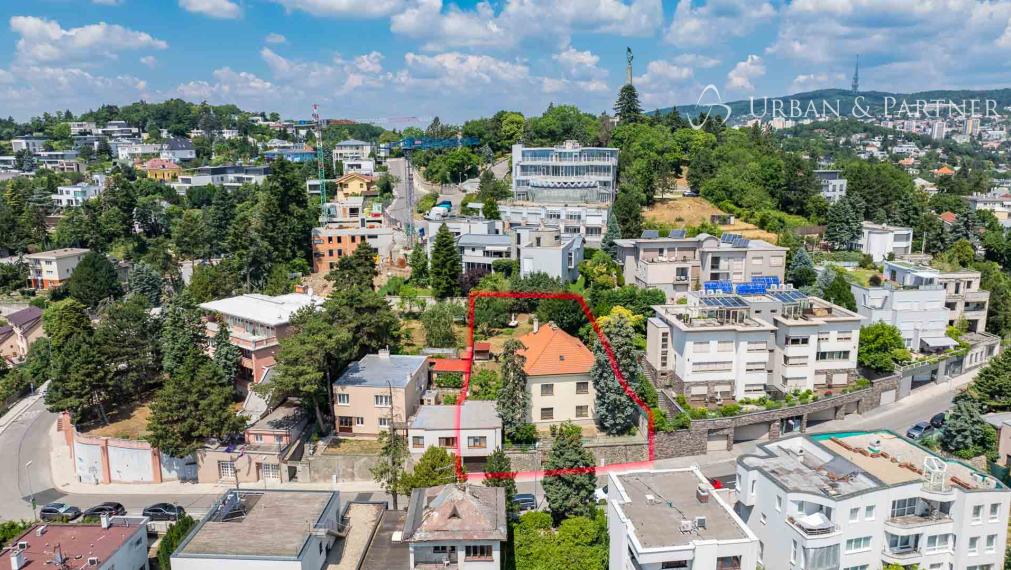 Exkluzívne u nás predaj rodinnej vily pod Slavínom s krásnym výhľadom na Mišíkovej ul.  v Starom meste