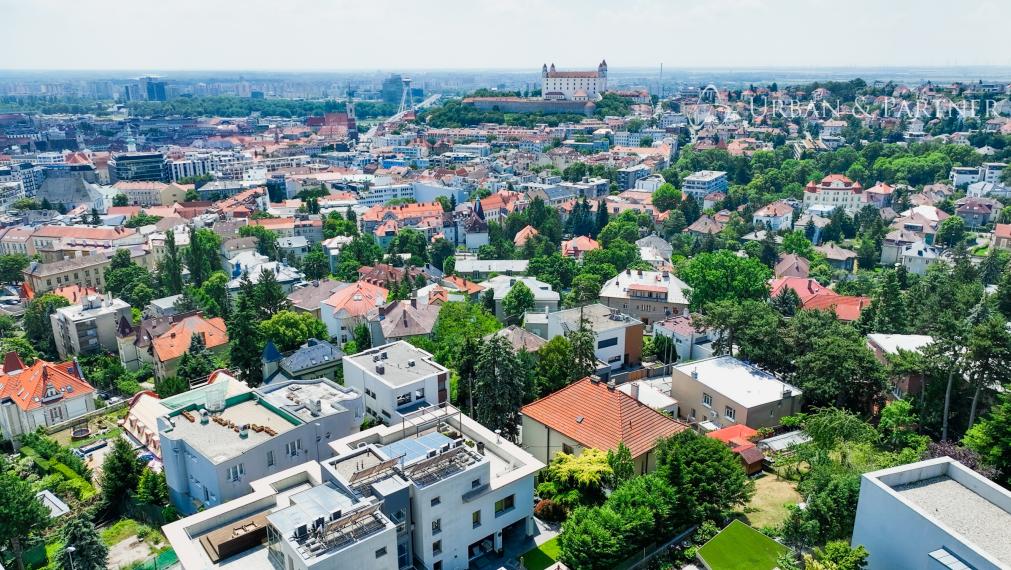 Exkluzívne u nás predaj rodinnej vily pod Slavínom s krásnym výhľadom na Mišíkovej ul.  v Starom meste