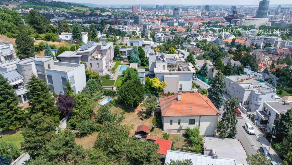 Exkluzívne u nás predaj rodinnej vily pod Slavínom s krásnym výhľadom na Mišíkovej ul.  v Starom meste