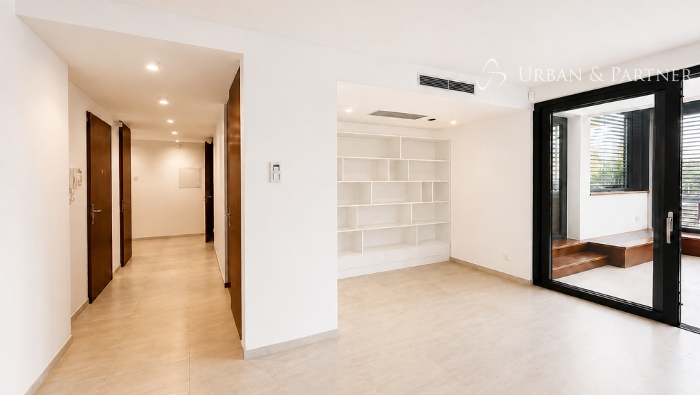 Veľkorysý penthouse s terasou a jacuzzi, 2 garážové státia.
