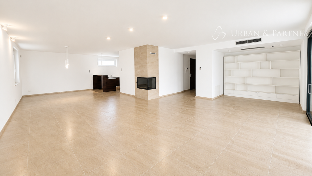 Veľkorysý penthouse s terasou a jacuzzi, 2 garážové státia.