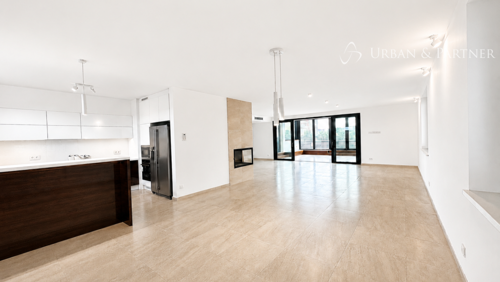 Veľkorysý penthouse s terasou a jacuzzi, 2 garážové státia.