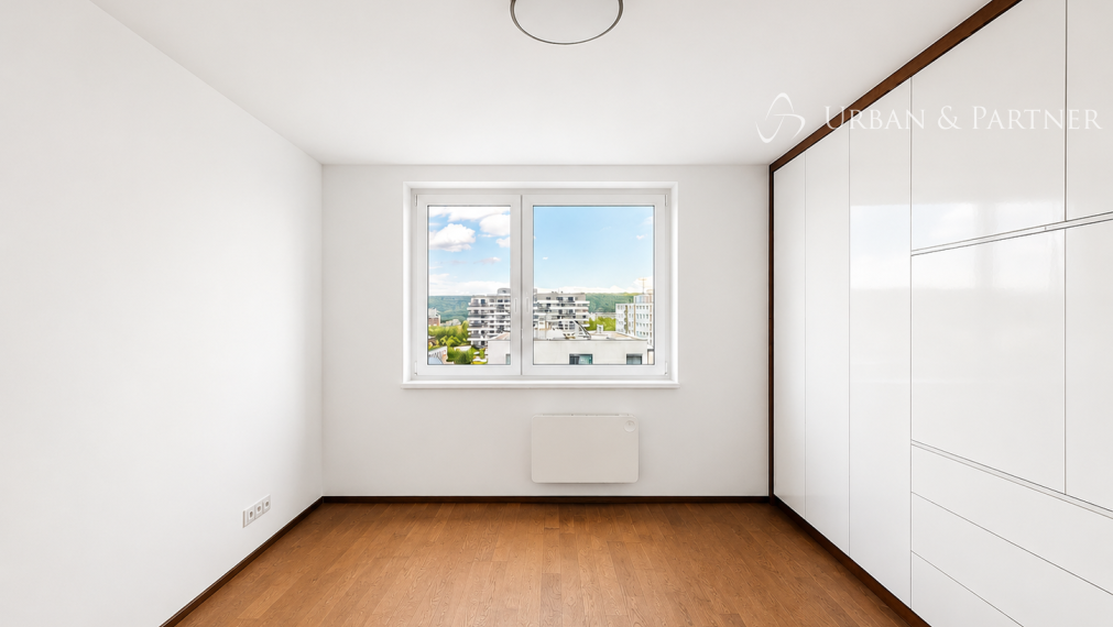 Veľkorysý penthouse s terasou a jacuzzi, 2 garážové státia.