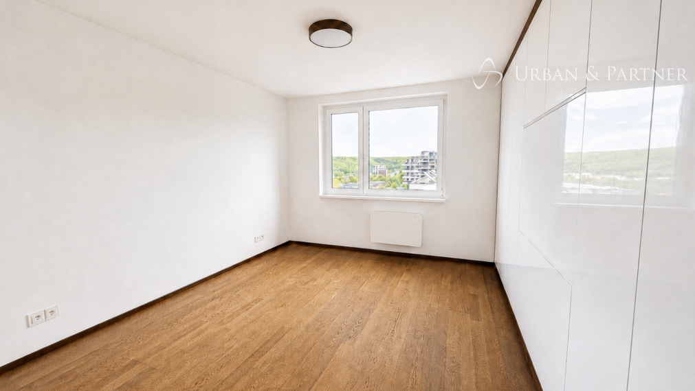 Veľkorysý penthouse s terasou a jacuzzi, 2 garážové státia.