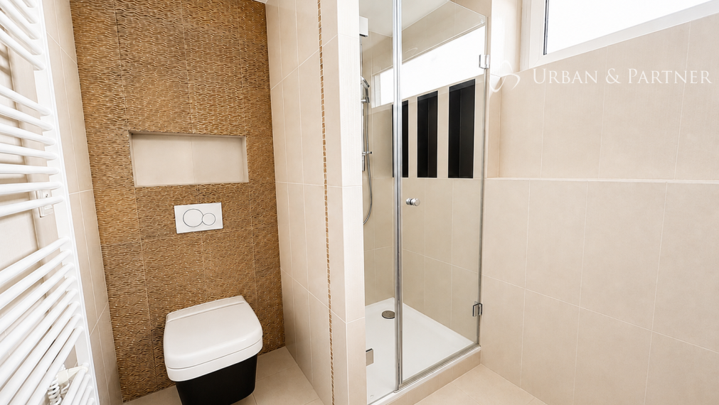 Veľkorysý penthouse s terasou a jacuzzi, 2 garážové státia.