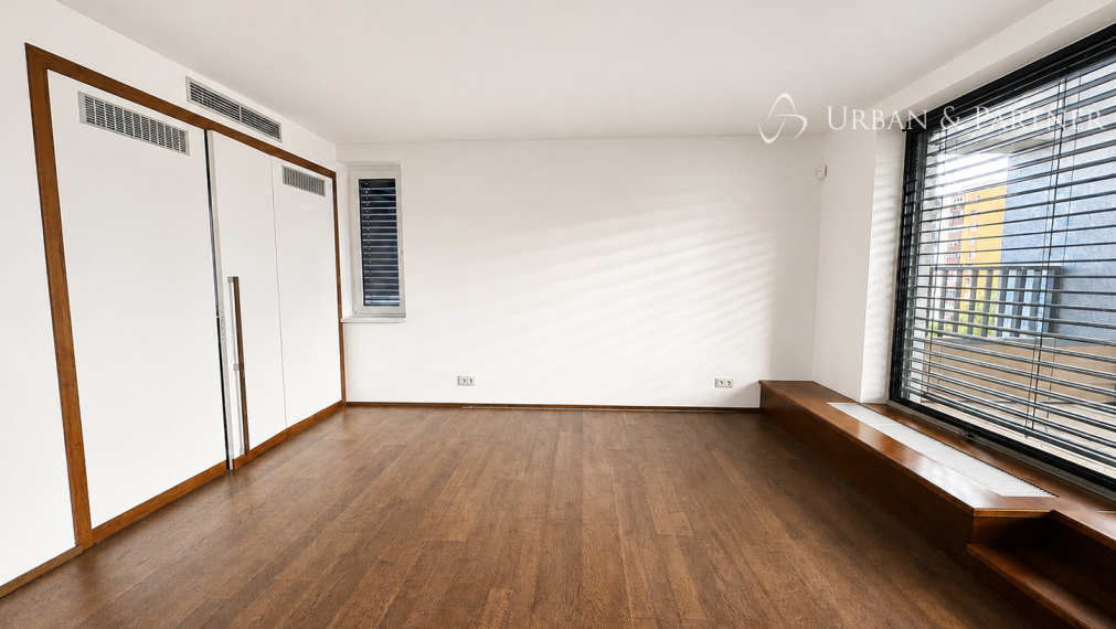 Veľkorysý penthouse s terasou a jacuzzi, 2 garážové státia.