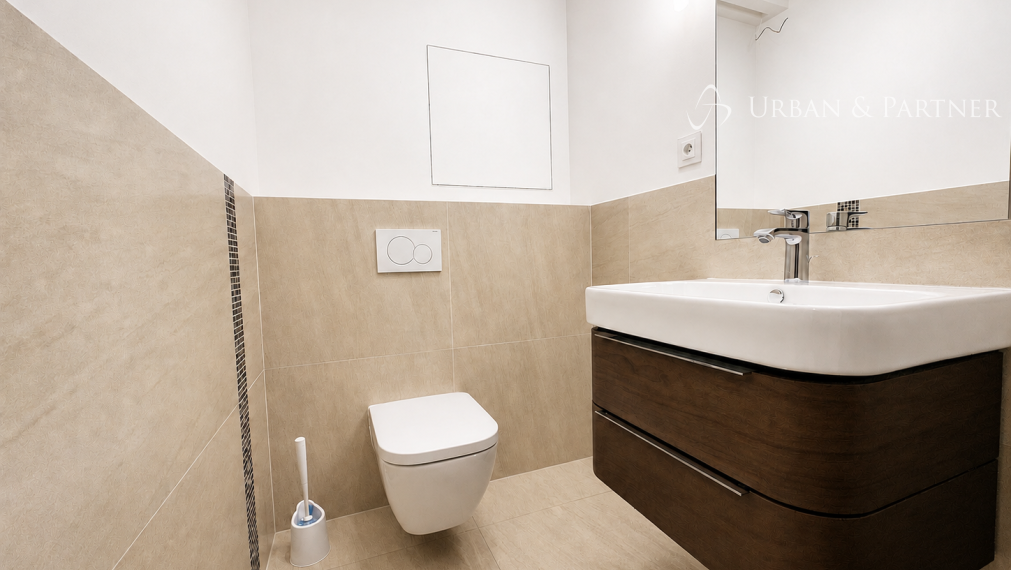 Veľkorysý penthouse s terasou a jacuzzi, 2 garážové státia.
