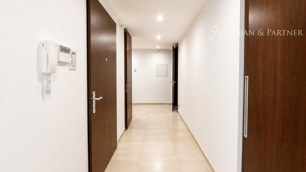 Veľkorysý penthouse s terasou a jacuzzi, 2 garážové státia.