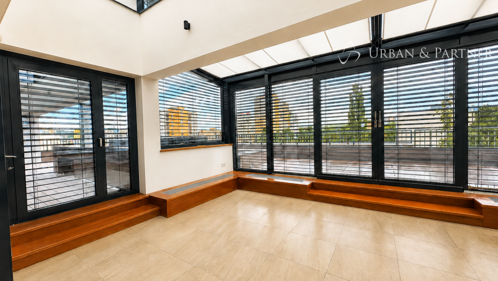 Veľkorysý penthouse s terasou a jacuzzi, 2 garážové státia.