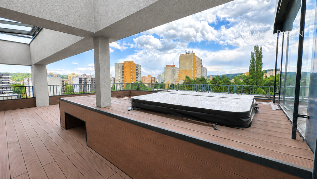Veľkorysý penthouse s terasou a jacuzzi, 2 garážové státia.
