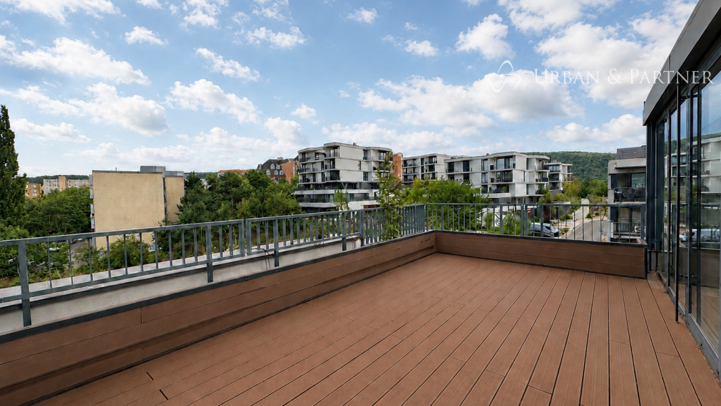 Veľkorysý penthouse s terasou a jacuzzi, 2 garážové státia.