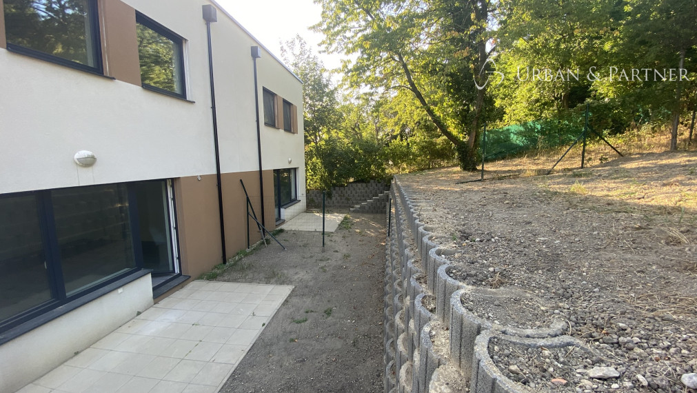 Predaj 3 izbového bytu s predzáhradkou na ulici Staré Grunty v Karlovej vsi