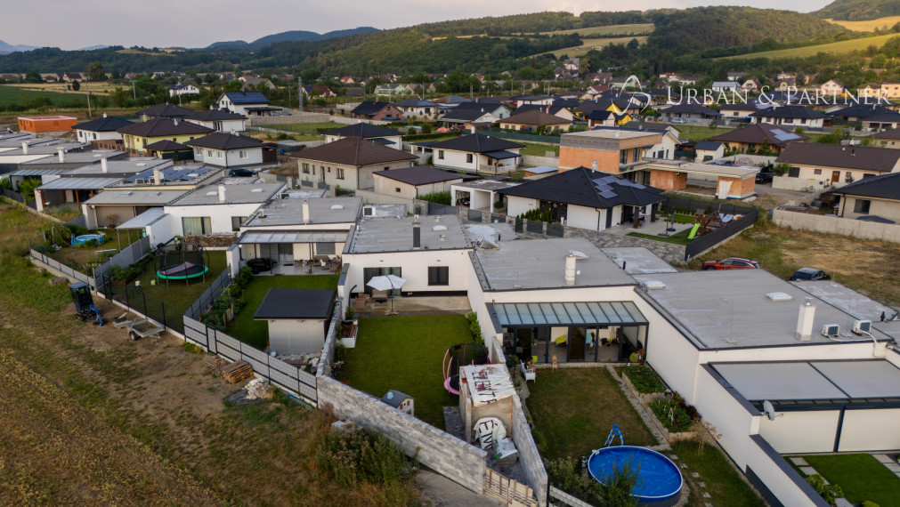 NA PREDAJ | BUNGALOV S GARÁŽOU V MALINOVEJ ALEJI - BELUŠA