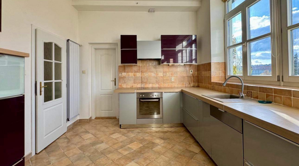 Prenájom pekného 5 izbového bytu na Banskobystrickej ulici priamo v centre