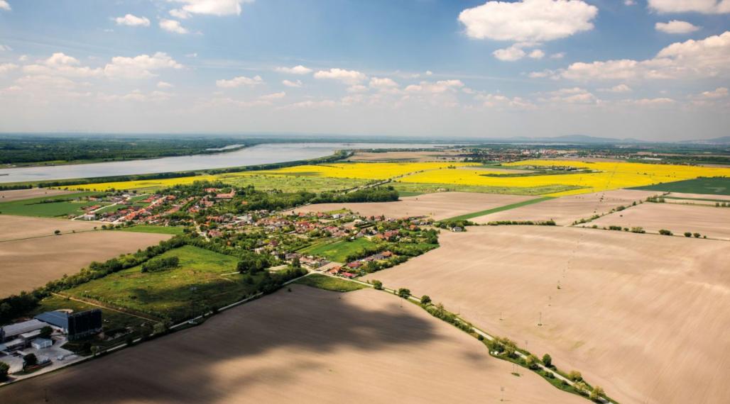 POZEMOK na predaj obec Báč